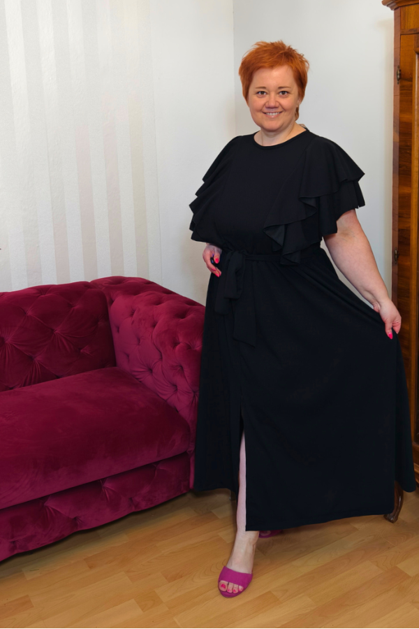 Šaty s volánovými rukávmi - čierne